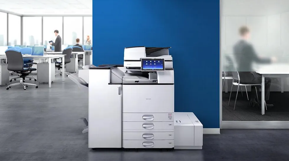 Impresora multifuncional Ricoh en una oficina.